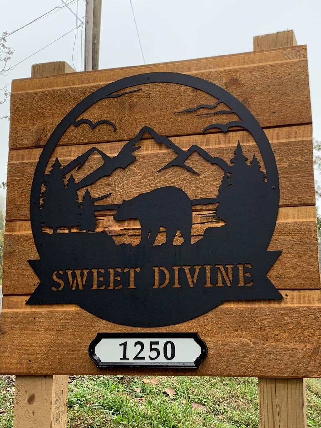 RealSteel Personalized Bear Metal Sign - Custom Outdoor Wall Art with Mountain Scene - Circular Design for Porch, Patio, Lawn & Garden Décor - Rust, 30"