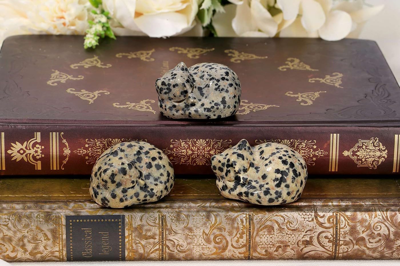LAIDANLA Dalmation Spot Jasper Cat Healing Crystals Figurine Sleeping Cat Hand Carved Cute Statue Polished Stone Sculpture Reiki Office Room Bedroom Desk Home Decoration Gifts 1.6"