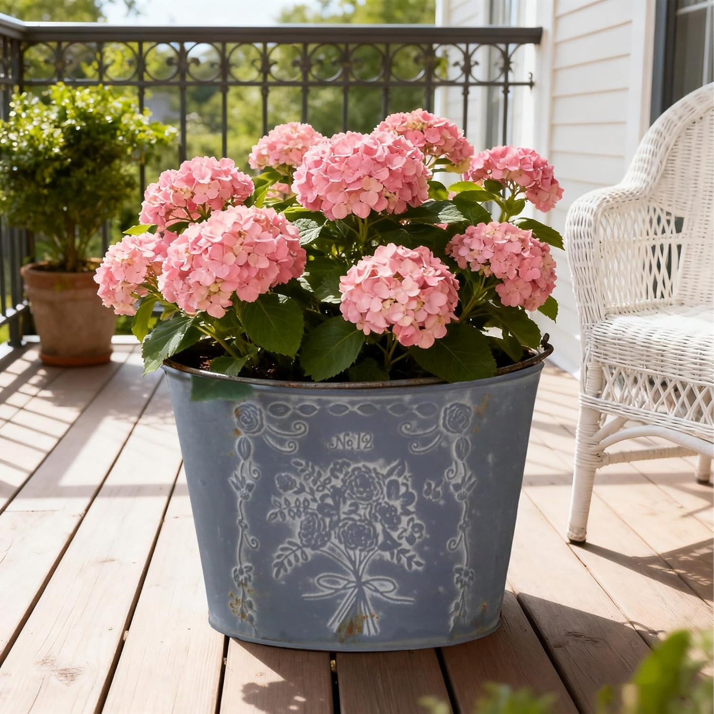 Vintage Embossed Metal Planter Pot with Handle, Rustic Farmhouse Flower Bucket, 11.81" Decorative Garden Pot for Indoor Outdoor Plants, Succulents, Herbs, Home Decor Accent